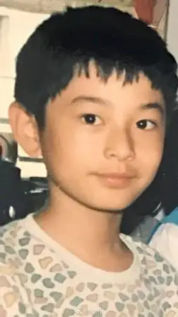 黄晓明童年照曝光被赵薇女儿赞世界最帅