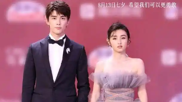 吴磊超话#吴磊张子枫说悄悄话##磊枫#电影《盛夏未来》聚焦00后的校园