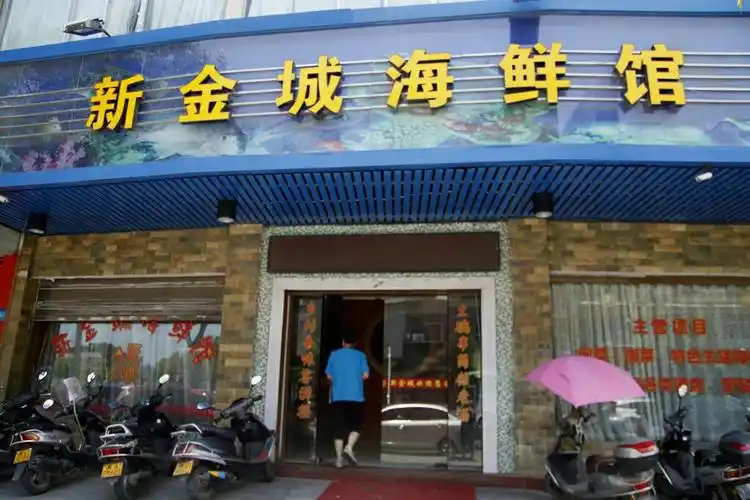 海鲜馆食材新鲜多是当天小渔船回港现货除了小海鲜之外最令人难忘的是