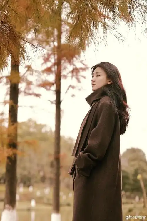 这组照片好绝,是拥抱大自然的少女呀~凝眸浅笑间自带故事感……|梁洁