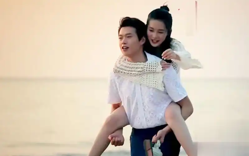 综艺里的"男友力"时刻,大勋二话不说背起李沁,瞬间男友力爆棚