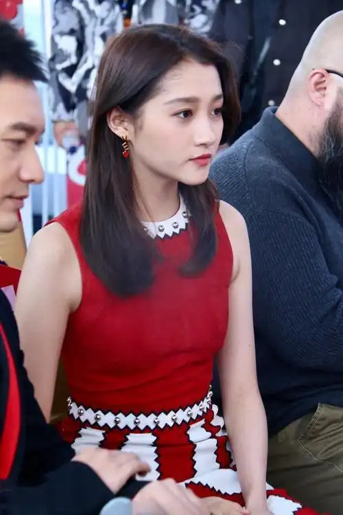 近景镜头下的关晓彤满屏的大圆脸锥子脸哪儿去了