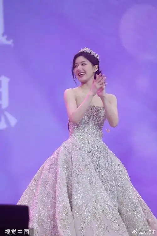 赵露思举办25岁生日会 穿黑色挂脖背心甜美又酷飒