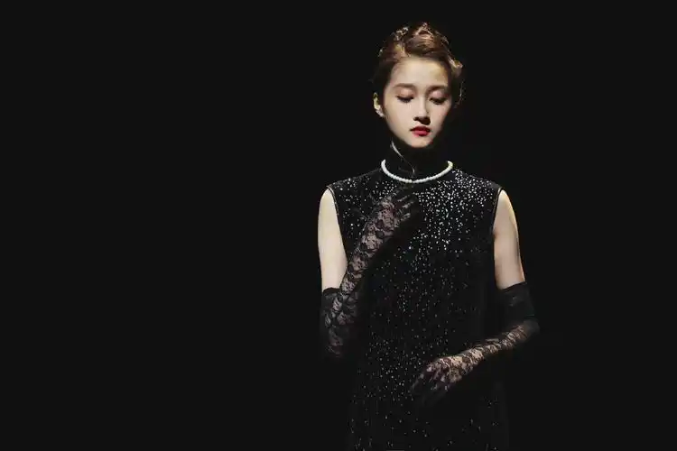 关晓彤王牌对王牌黑色旗袍造型