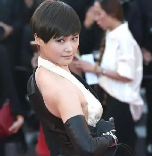 活久见李宇春穿裙子都穿上瘾啦深v低胸样样来