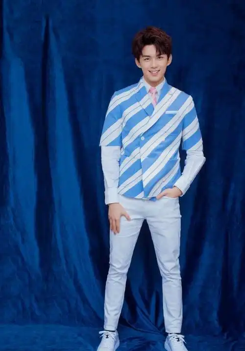 吴磊穿着蓝色条纹西装,帅气小伙不请自来,你爱了吗!