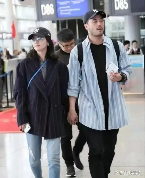 谭维维和老公现身机场,打扮帅气但素颜憔悴,老公络腮胡好帅