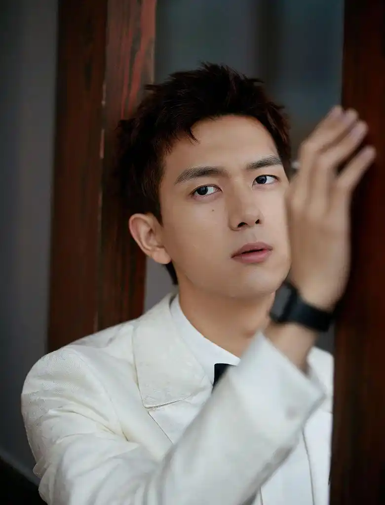 打开凤凰新闻,查看更多高清图片2021年3月13日讯,李现的一组绅士风