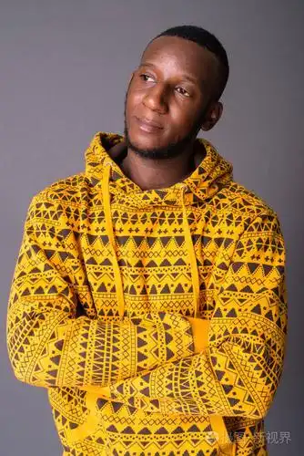 年轻英俊的非洲男人短发对灰色的背流