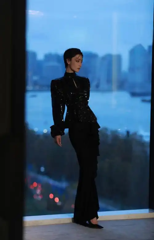 张馨予亮相品牌活动猫眼妆搭配湿发尽显复古优雅