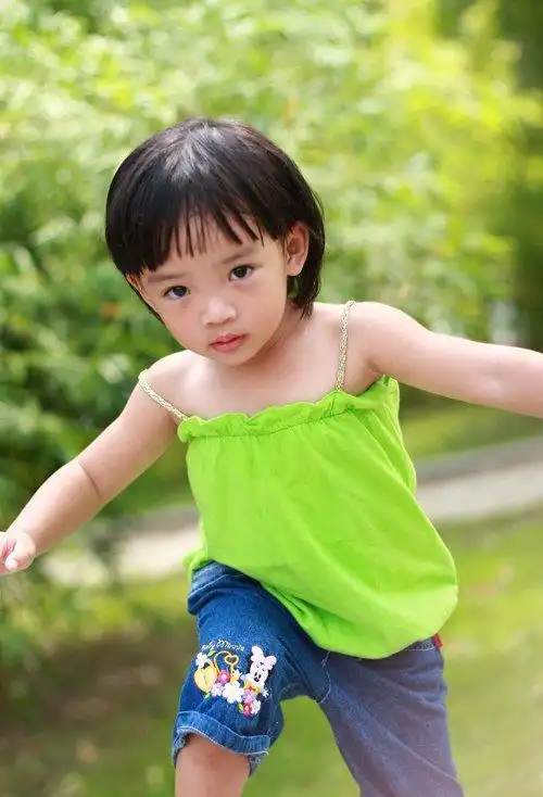 长脸女孩剪出的短发,活泼可爱度体现出来,发质看上去也是超级好看,剪