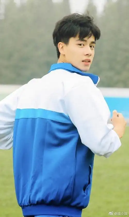 看到胡一天穿校服,就像回到了那年夏天@胡一天啊