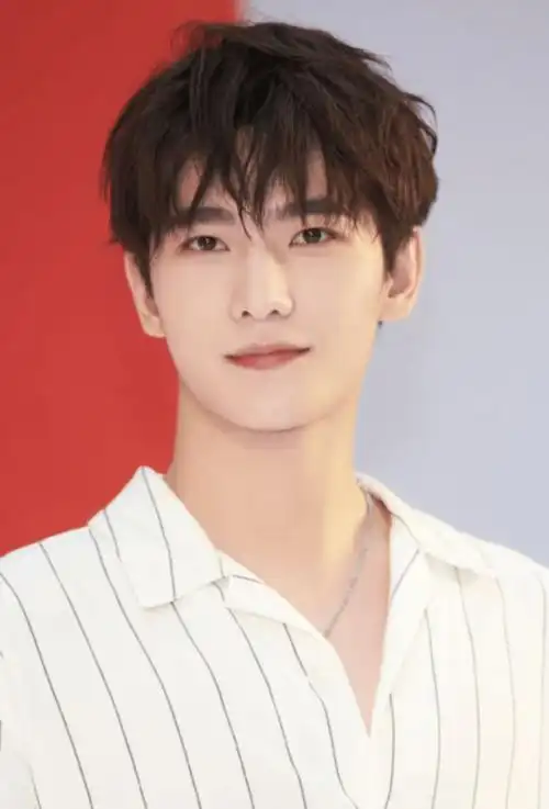 杨洋拄双拐现身医院,走路踉跄,这是受伤了?