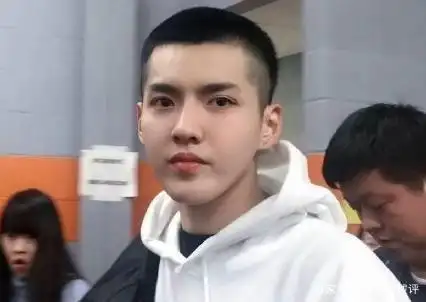 吴亦凡的寸头给人一种非常时尚的感觉,又干净又新鲜,凡凡的颜值仍然