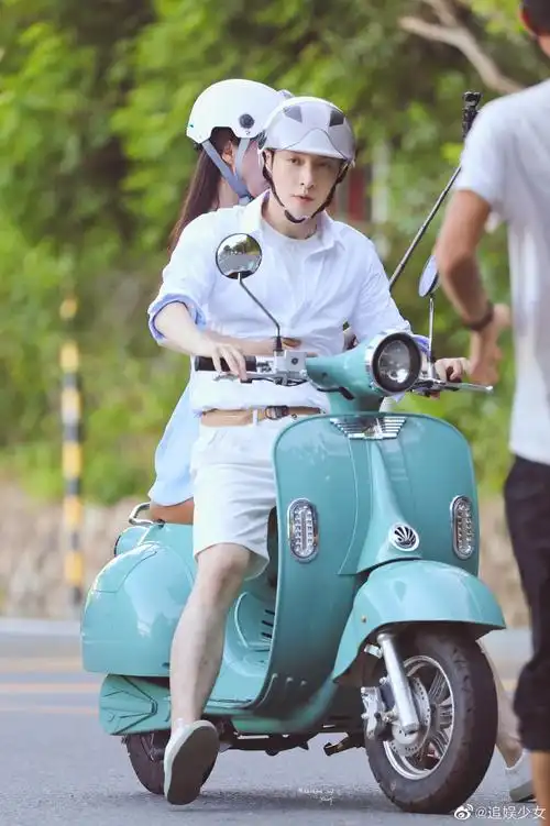 张艺兴相逢时节骑电摩拍摄路透##张艺兴相逢时节骑电动车路透图