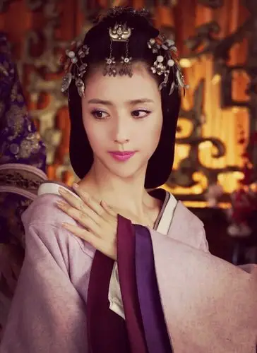 王的女人中的吴美人,佟丽娅饰,戏份虽少,可真的是美爆了.