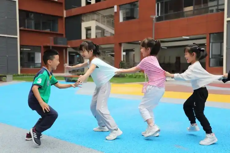 孩子们在"欢乐岛"玩耍