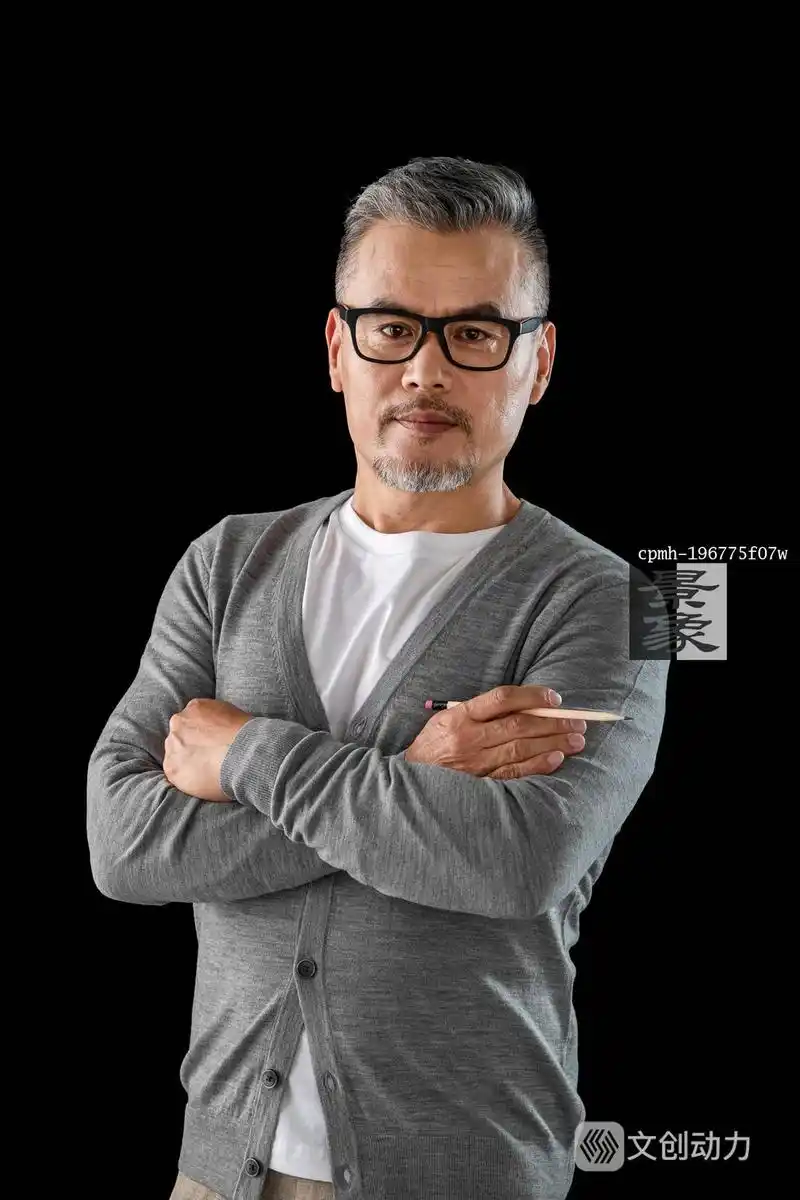 拿着铅笔的资深设计师肖像