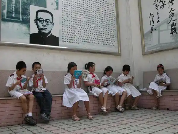 看看这幅吧,是广州,广州夏天的小学生无论男生女生大多数是穿凉鞋的.