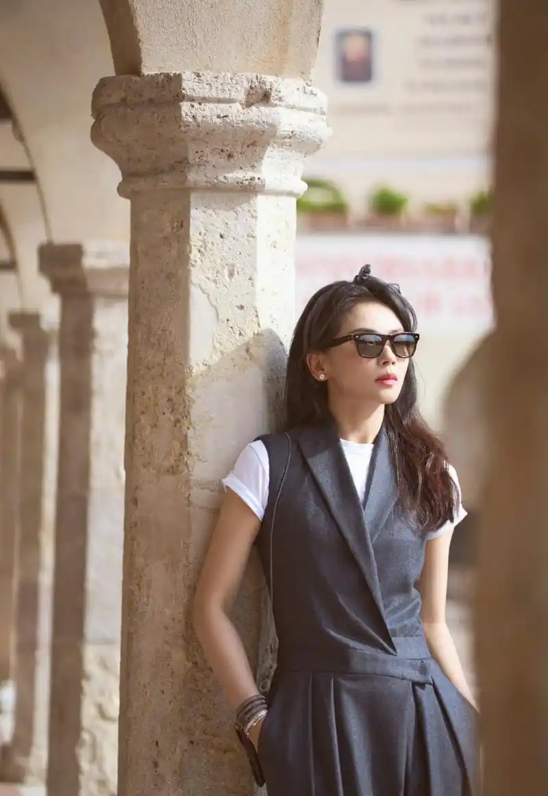 刘涛知性美# 刘涛灰色连体裤77白t恤,好有知性美的大姐姐呀[打clll