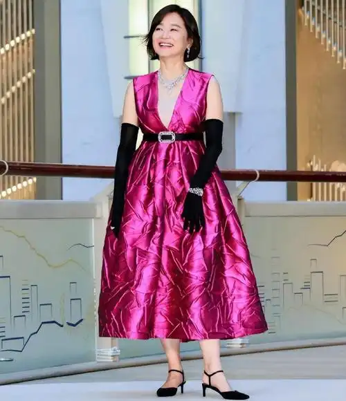 京剧院拍到林青霞肉感身材穿真丝雪纺衫满肚子赘肉却挺阔气