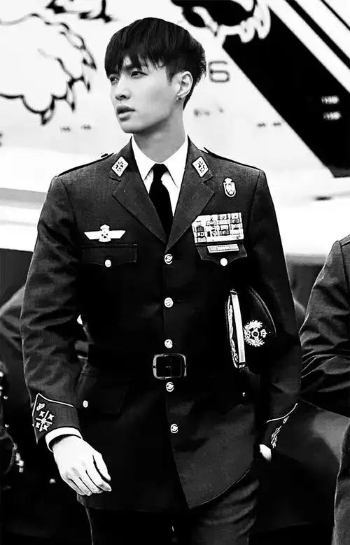张艺兴军装