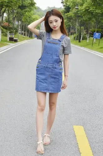 牛仔背带裙 搭配条纹t @搭配小秘书 @达人小秘书 - 蘑菇街