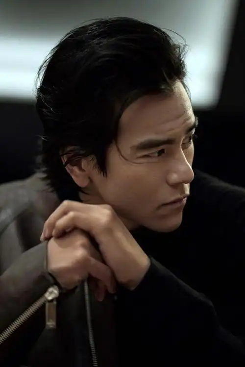 组图:彭于晏皮衣造型硬朗利落 古铜色皮肤荷尔蒙爆棚