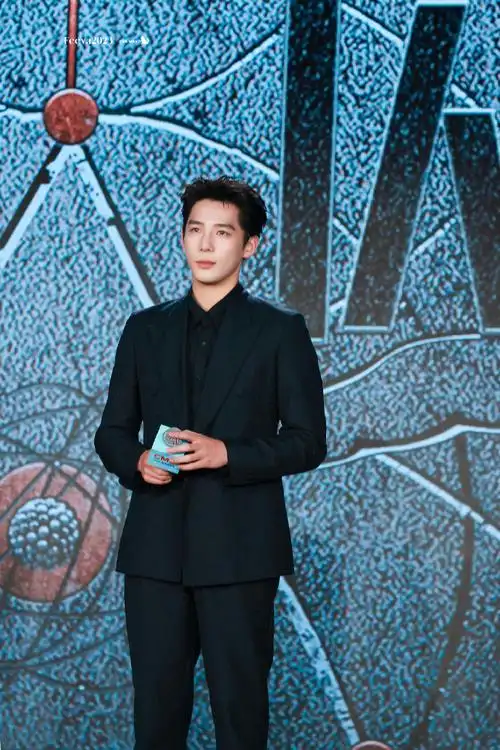 王安宇主持央视片单后展活动##王安宇黑西装主持造型