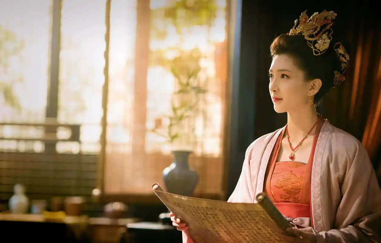 《清平乐》的挫败也直接导致江疏影在古装正剧中演技的崩塌,本就不