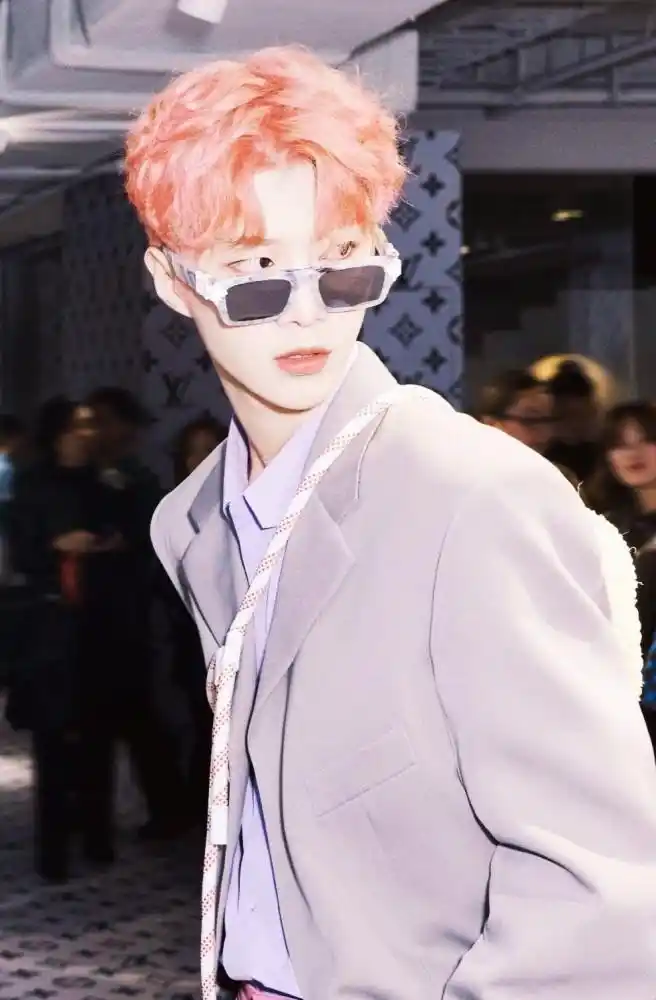 范丞丞渐变蓝发色,撞色工作人员头套,染发合集超帅气_腾讯新闻