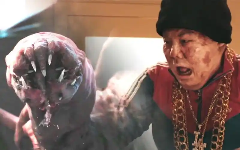 阿达侃电影 :5分钟躺着看完《食人虫》虫子眼中的海天盛筵