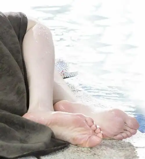 42岁陈数半露香肩,凹凸感身材惹人羡,滑嫩嫩"巴掌脚"更吸睛