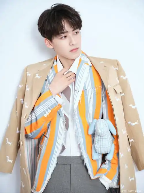 thombrowne##thombrowness24##何洛洛