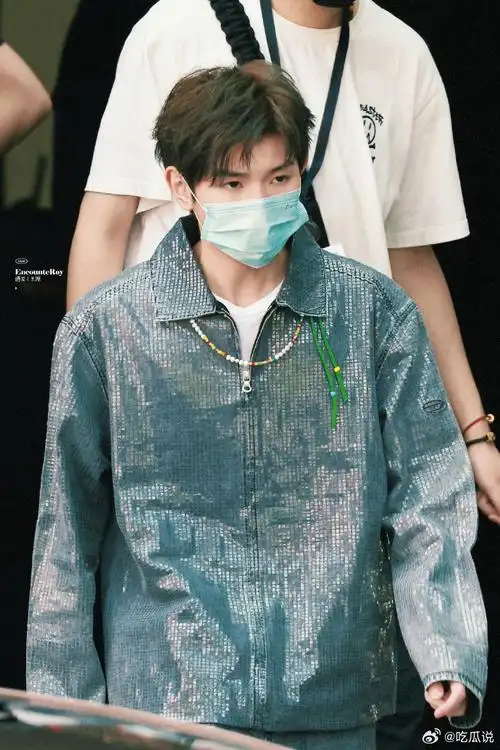 王源头发五颜六色的绿##王源银色闪片套装