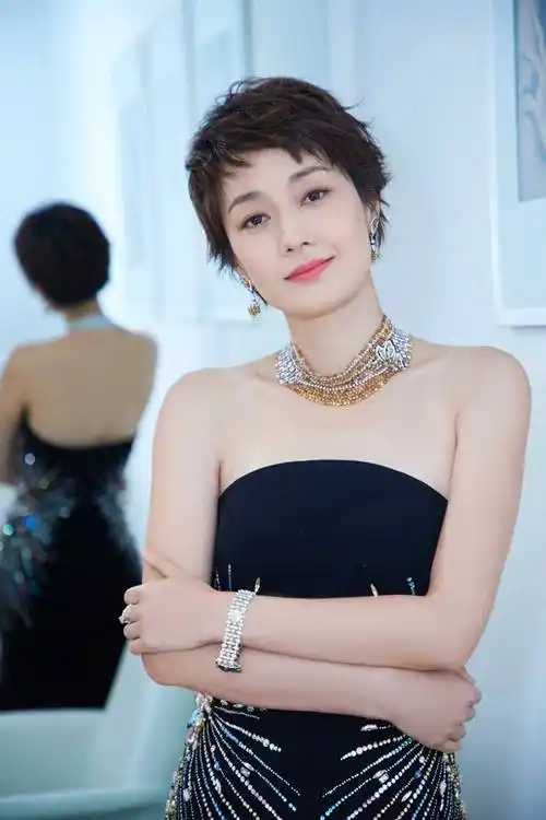 马伊琍现身街头喝牛奶,被指像大妈,与路人无异_人们_婚姻_马伊俐