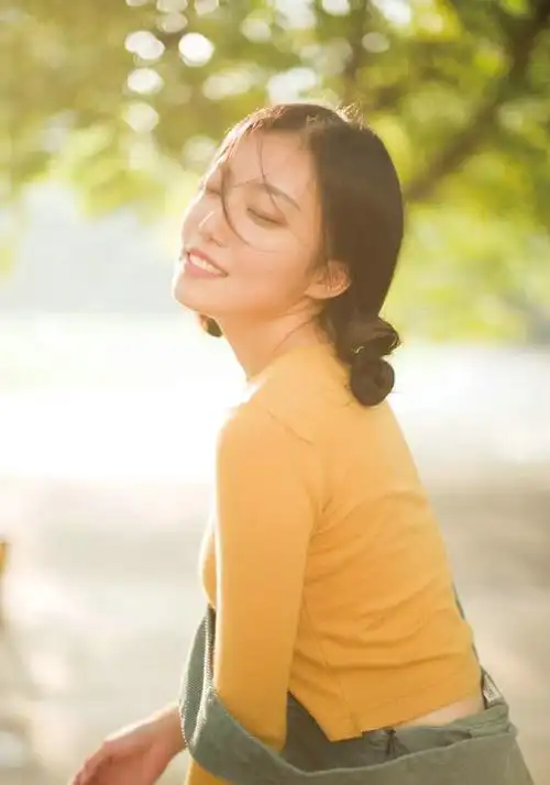 清新时尚美女户外自然随性笑容唯美写真