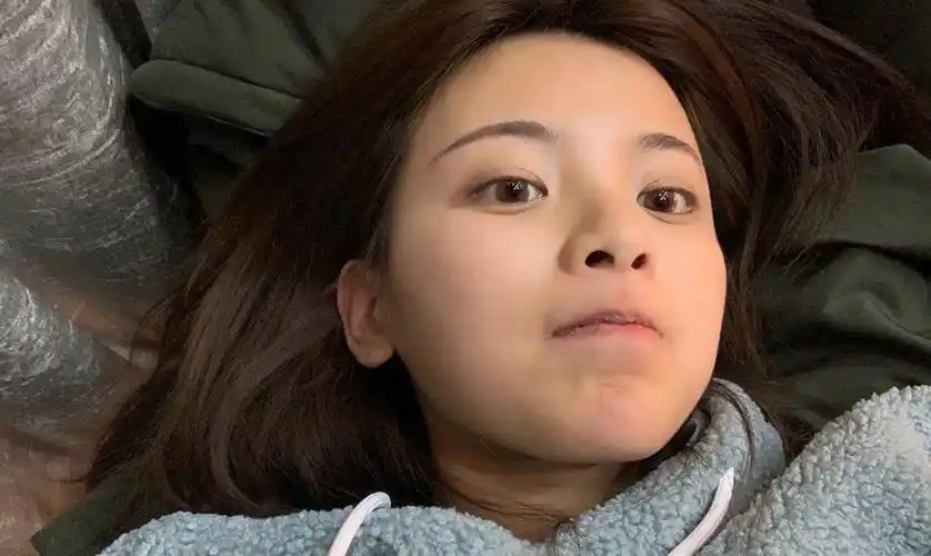 杨超越拍照爱露鼻屎,剪刀手拍照被吐槽没新意,穿黑丝袜意外抢镜