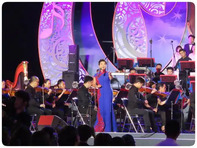 著名歌唱家张也演唱《谁不说俺家乡好》琵琶演奏赵聪