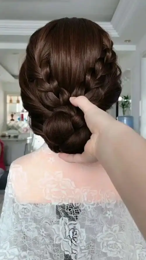 这么好看的盘发,适合婆婆扎