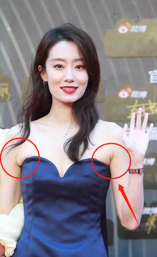 张小斐心真大,生图不修一下就发出来,这"副乳"太真实了!