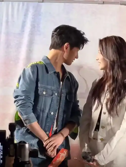 男方食指戴戒指,疑暗示自己单身|恋情|军训|军校|刘亦菲|战争法|女