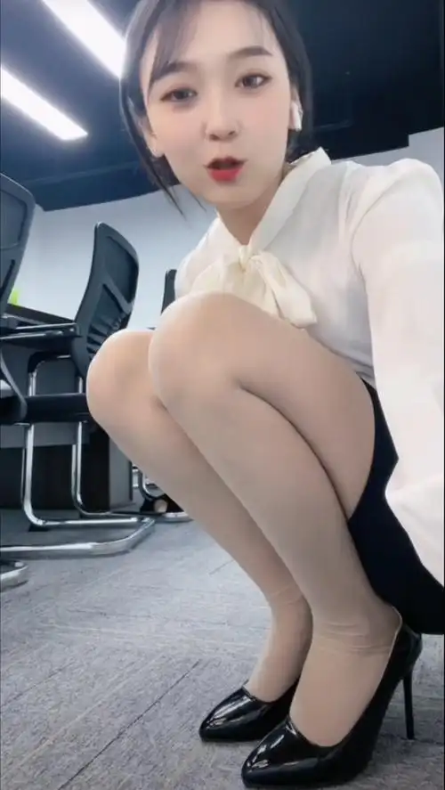 喜欢这个视角的肉丝高跟鞋职业装美女么
