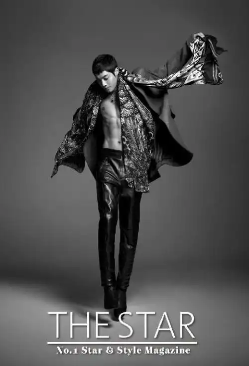 韩国男星金贤重携某杂志拍摄黑白写真 露腹肌展现男性魅力
