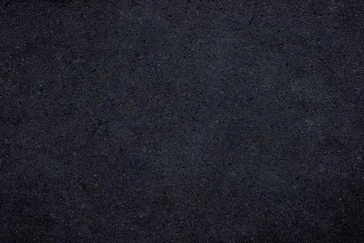 印度农村黑暗道路上的第一个早晨阳光