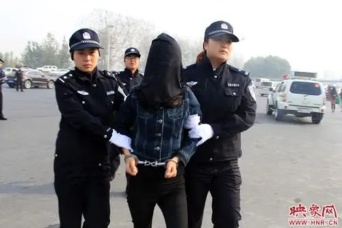 女性犯罪嫌疑人被押下车