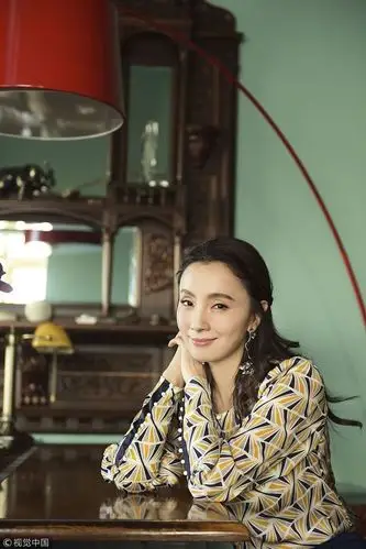 陶虹黄色几何印花衬衣搭喇叭裤 蛇皮尖头鞋浪漫复古