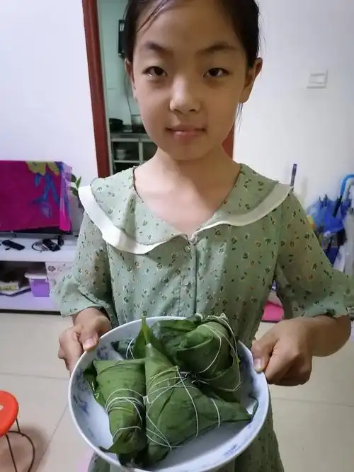 英才学校四年级四班学生综合实践活动包粽子展示