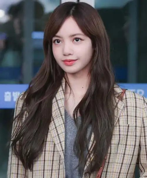 为何lisa一直剪"齐刘海"?看完她的中分刘海发型,我瞬间明白了