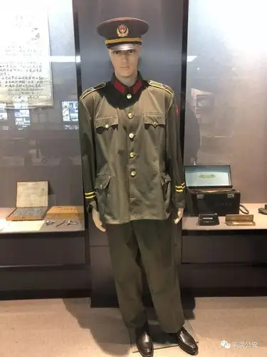 九九式1999年4月,公安部召开警服设计发布会,国内30家著名服装公司
